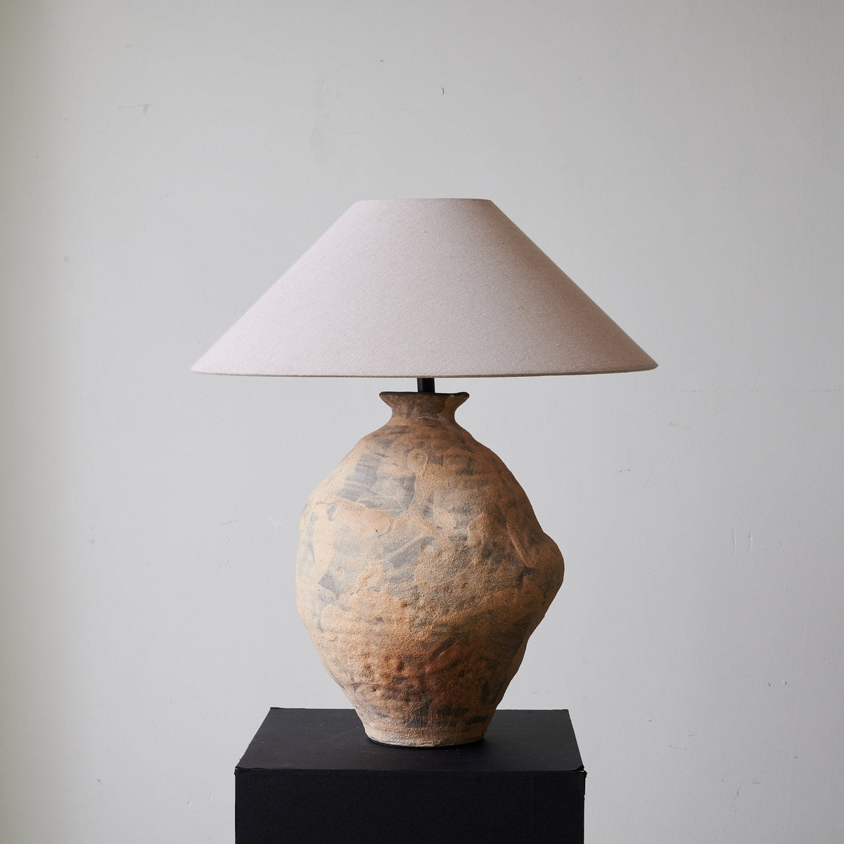 Duna Sculpted Clay Table Lamp