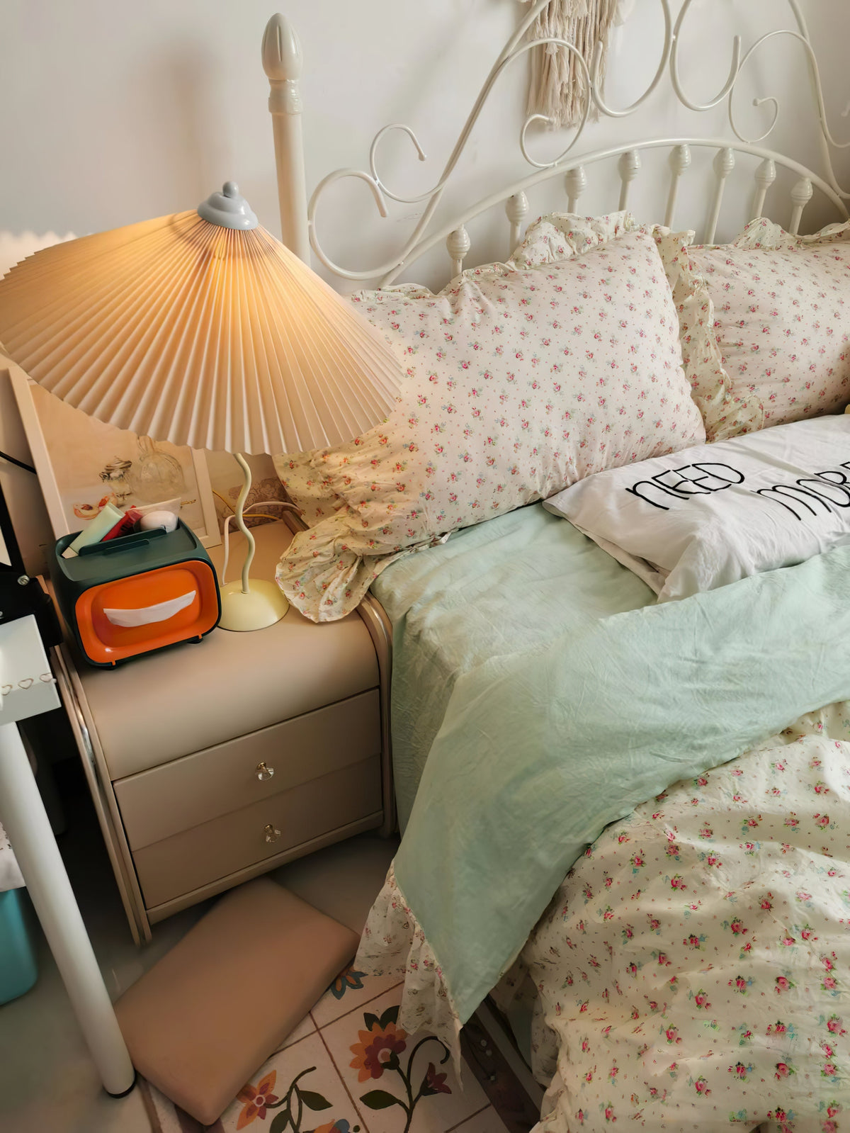 Pleated Hat Table Lamp - view 63