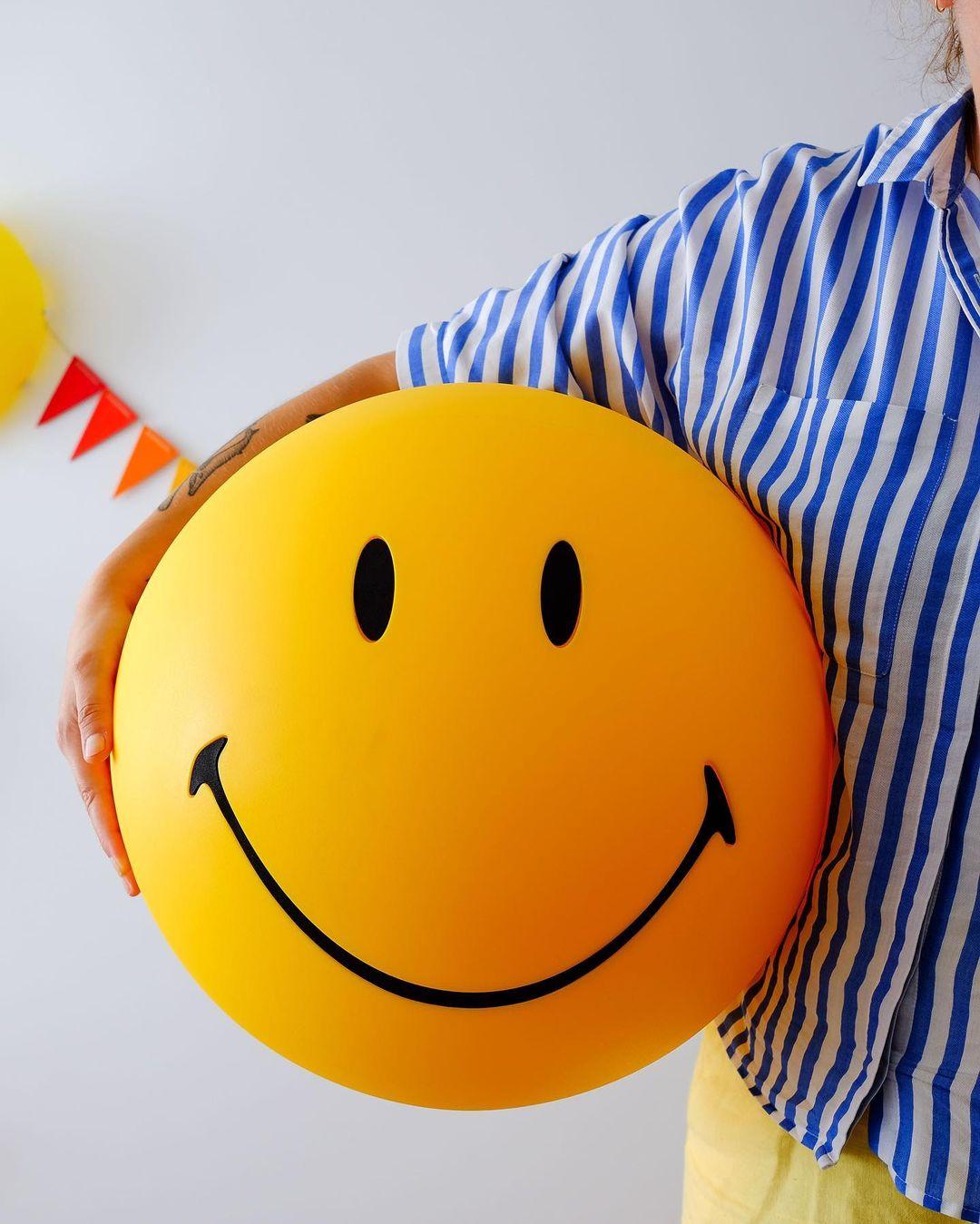 Smiling Table Lamp - view 3