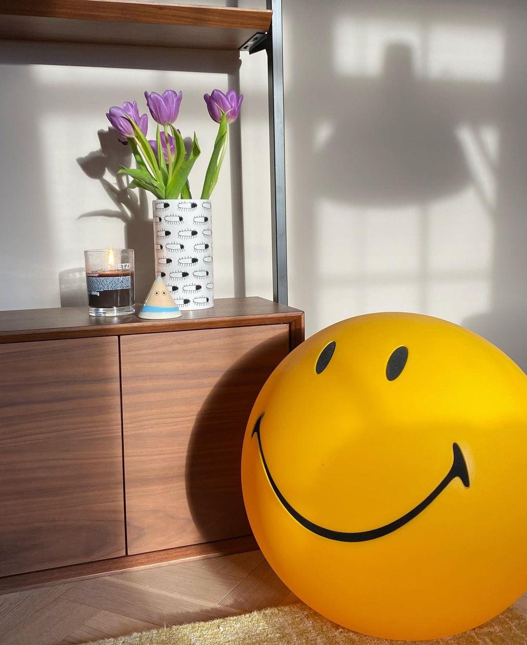 Smiling Table Lamp - view 29