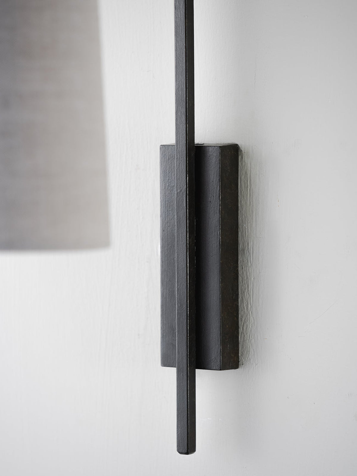 Arc wall lamp
