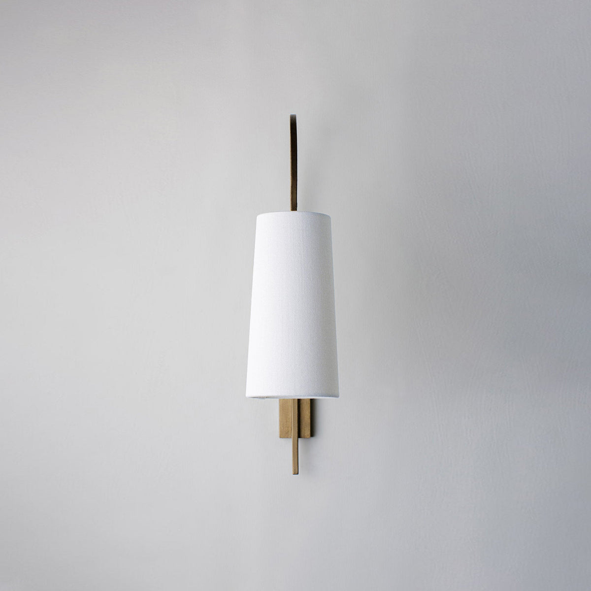Arc wall lamp