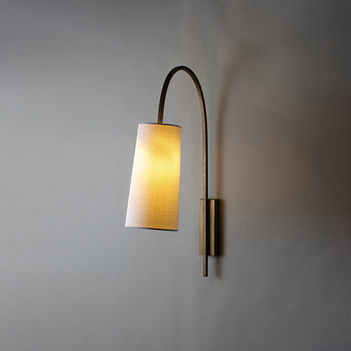 Arc wall lamp