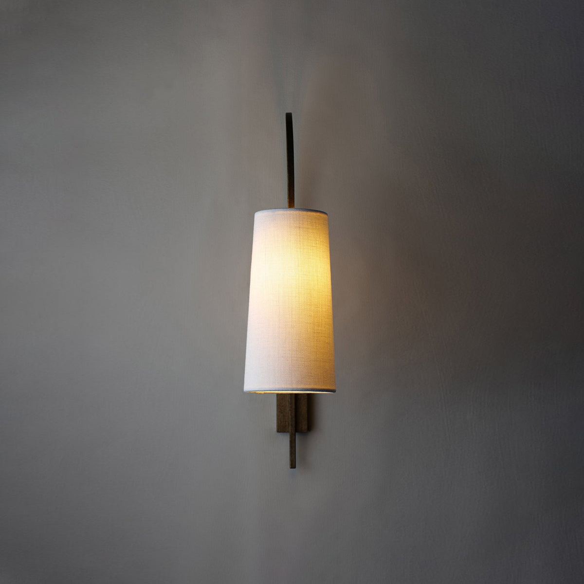 Arc wall lamp