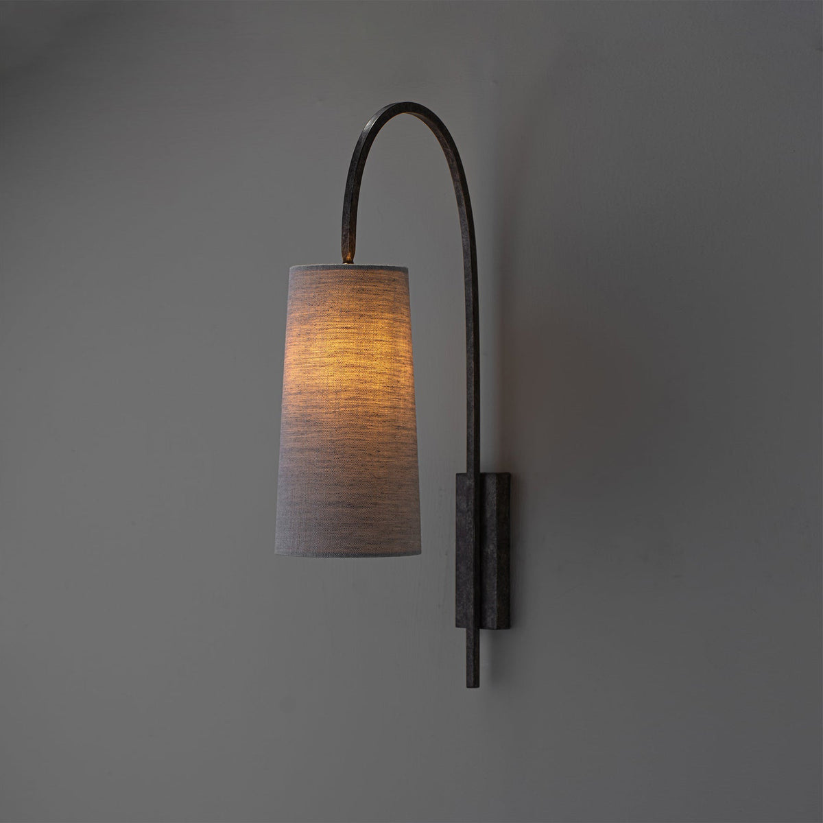 Arc wall lamp