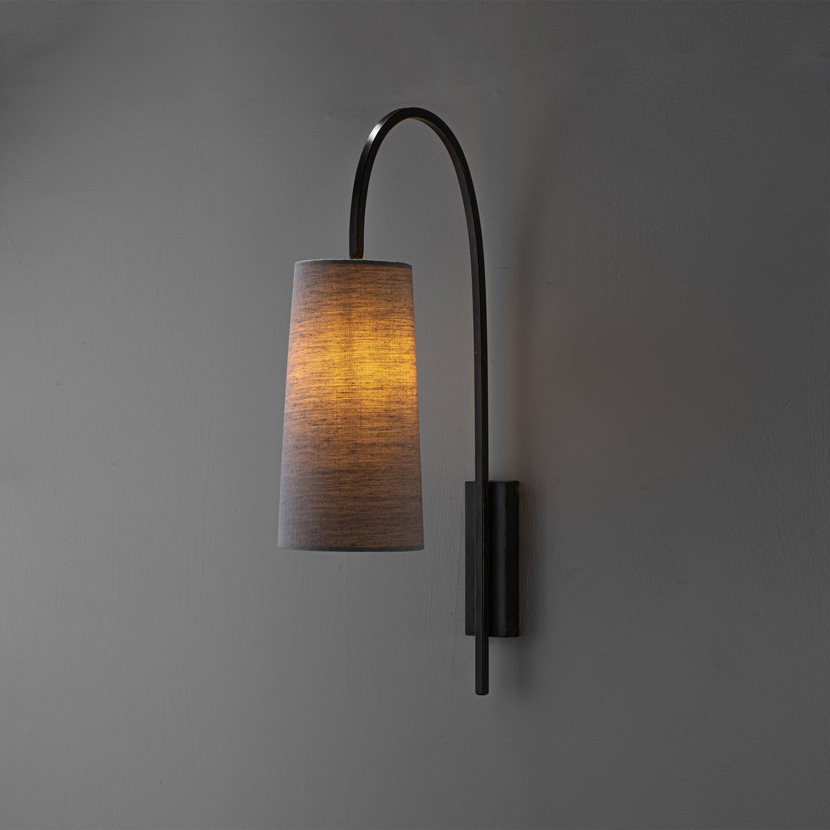 Arc wall lamp